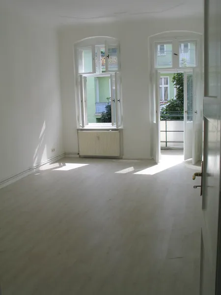 2-Zimmer Stuck Wohnung mit Balkon, renoviert, hell , Garten — photo 1
